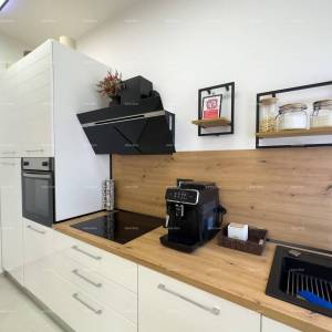 Pula, strogi centar, Istarska ulica, 500 metara do Arene. Moderan i kompletno uređen i namješteni gradski stan.