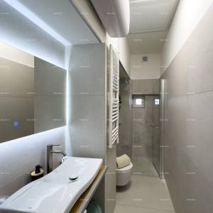 Pula, strogi centar, Istarska ulica, 500 metara do Arene. Moderan i kompletno uređen i namješteni gradski stan.