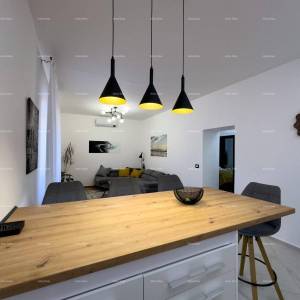 Pula, strogi centar, Istarska ulica, 500 metara do Arene. Moderan i kompletno uređen i namješteni gradski stan.