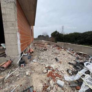 Pula. Veli Vrh, stan u prizemlju s vrtom.