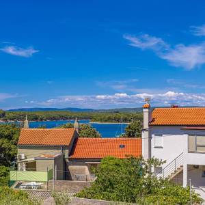 PUNAT - Samostojeća kuća s terasom blizu mora