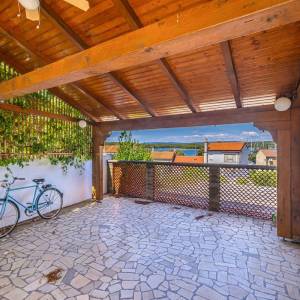 PUNAT - Samostojeća kuća s terasom blizu mora