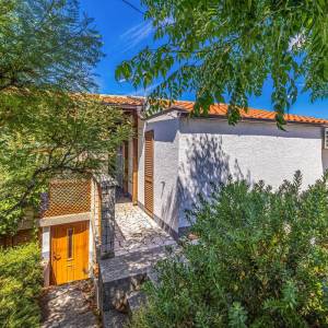 PUNAT - Samostojeća kuća s terasom blizu mora