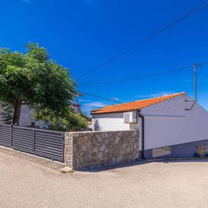 PUNAT - Samostojeća kuća s terasom blizu mora