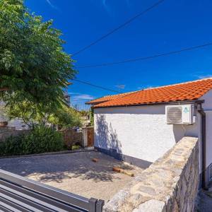 PUNAT - Samostojeća kuća s terasom blizu mora