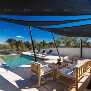 Raša, Moderna vila s grijanim bazenom i pogledom na more