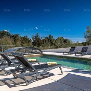 Raša, Moderna vila s grijanim bazenom i pogledom na more