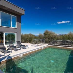 Raša, Moderna vila s grijanim bazenom i pogledom na more