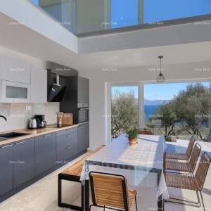 Raša, Moderna vila s grijanim bazenom i pogledom na more