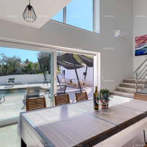 Raša, Moderna vila s grijanim bazenom i pogledom na more