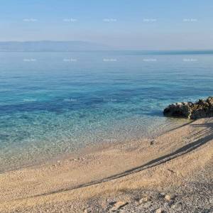 Raša, Moderna vila s grijanim bazenom i pogledom na more