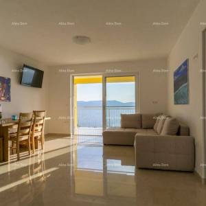 Raša, Šarmantna apartmanska kuća s bazenom i panoramskim pogledom na more