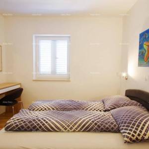 Raša, Šarmantna apartmanska kuća s bazenom i panoramskim pogledom na more