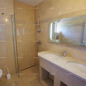 Raša, Šarmantna apartmanska kuća s bazenom i panoramskim pogledom na more