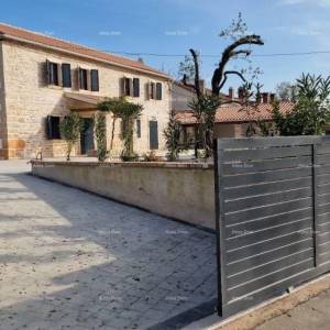 Renovirana istarska kuća s bazenom i dvorištem – mirna lokacija, općina Barban