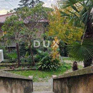 RIJEKA, BULEVARD - Trosobni stan u vili – idealan za uređenje po vlastitoj želji, 79m2