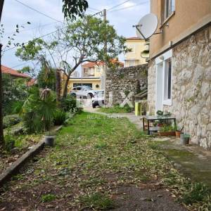 RIJEKA, BULEVARD - Trosobni stan u vili – idealan za uređenje po vlastitoj želji, 79m2