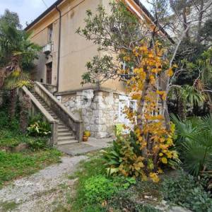 RIJEKA, BULEVARD - Trosobni stan u vili – idealan za uređenje po vlastitoj želji, 79m2
