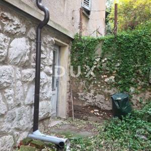 RIJEKA, BULEVARD - Trosobni stan u vili – idealan za uređenje po vlastitoj želji, 79m2