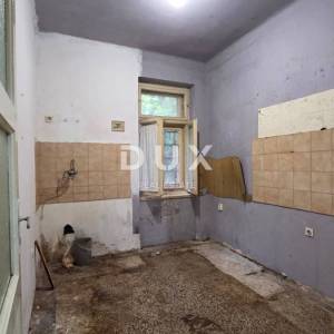 RIJEKA, BULEVARD - Trosobni stan u vili – idealan za uređenje po vlastitoj želji, 79m2