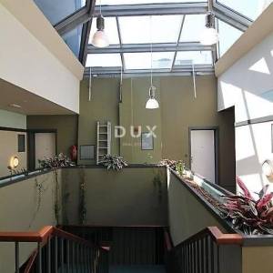 RIJEKA, CENTAR - Kompletno uređeni stan u zgradi s liftom i garažom!