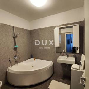 RIJEKA, CENTAR - Kompletno uređeni stan u zgradi s liftom i garažom!