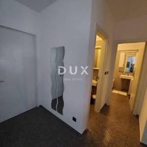 RIJEKA, CENTAR - Kompletno uređeni stan u zgradi s liftom i garažom!