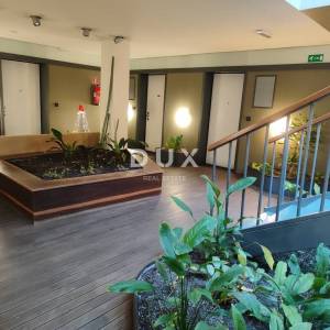 RIJEKA, CENTAR - Kompletno uređeni stan u zgradi s liftom i garažom!