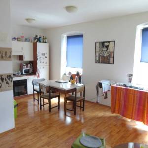 RIJEKA CENTAR – Prostrani trosobni stan s potencijalom za pregradnju u dvije stambene jedinice