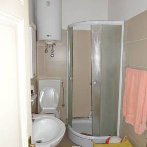 RIJEKA CENTAR – Prostrani trosobni stan s potencijalom za pregradnju u dvije stambene jedinice