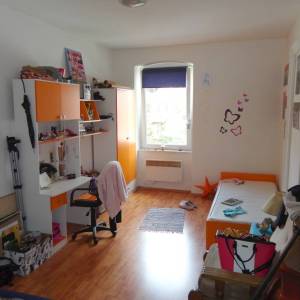 RIJEKA CENTAR – Prostrani trosobni stan s potencijalom za pregradnju u dvije stambene jedinice