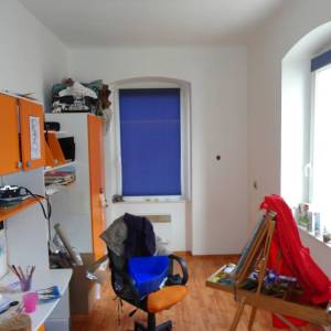 RIJEKA CENTAR – Prostrani trosobni stan s potencijalom za pregradnju u dvije stambene jedinice