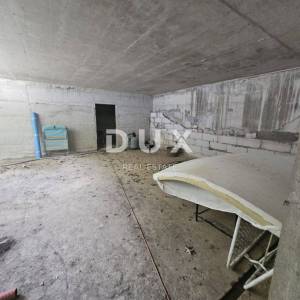 RIJEKA, COSTABELLA, BIVIO- samostojeća villa 450m2 s pogledom na more i bazenom + uređena okućnica 1100m2