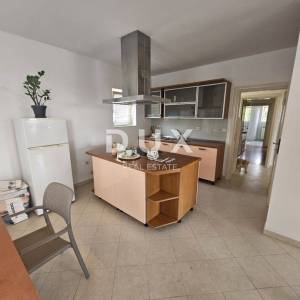 RIJEKA, COSTABELLA, BIVIO- samostojeća villa 450m2 s pogledom na more i bazenom + uređena okućnica 1100m2