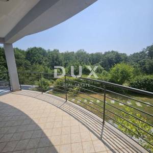 RIJEKA, COSTABELLA, BIVIO- samostojeća villa 450m2 s pogledom na more i bazenom + uređena okućnica 1100m2