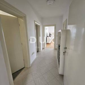 RIJEKA, COSTABELLA, BIVIO- samostojeća villa 450m2 s pogledom na more i bazenom + uređena okućnica 1100m2