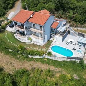 RIJEKA, COSTABELLA, BIVIO- samostojeća villa 450m2 s pogledom na more i bazenom + uređena okućnica 1100m2