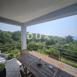RIJEKA, COSTABELLA, BIVIO- samostojeća villa 450m2 s pogledom na more i bazenom + uređena okućnica 1100m2