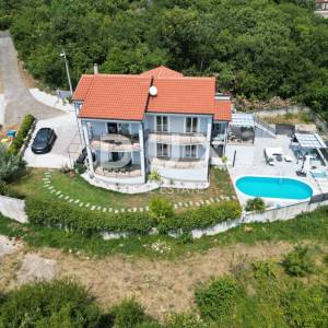 RIJEKA, COSTABELLA, BIVIO- samostojeća villa 450m2 s pogledom na more i bazenom + uređena okućnica 1100m2