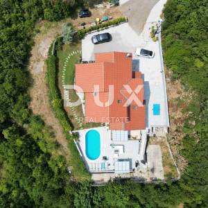 RIJEKA, COSTABELLA, BIVIO- samostojeća villa 450m2 s pogledom na more i bazenom + uređena okućnica 1100m2