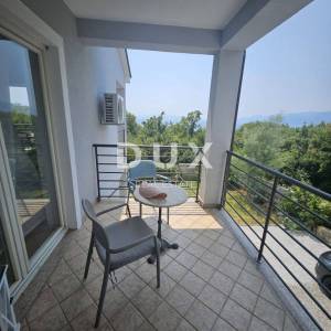 RIJEKA, COSTABELLA, BIVIO- samostojeća villa 450m2 s pogledom na more i bazenom + uređena okućnica 1100m2