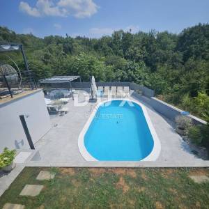 RIJEKA, COSTABELLA, BIVIO- samostojeća villa 450m2 s pogledom na more i bazenom + uređena okućnica 1100m2