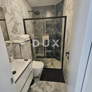 RIJEKA, COSTABELLA, BIVIO- samostojeća villa 450m2 s pogledom na more i bazenom + uređena okućnica 1100m2