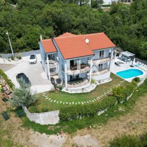 RIJEKA, COSTABELLA, BIVIO- samostojeća villa 450m2 s pogledom na more i bazenom + uređena okućnica 1100m2