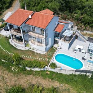 RIJEKA, COSTABELLA, BIVIO- samostojeća villa 450m2 s pogledom na more i bazenom + uređena okućnica 1100m2