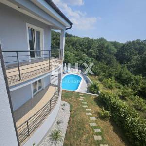 RIJEKA, COSTABELLA, BIVIO- samostojeća villa 450m2 s pogledom na more i bazenom + uređena okućnica 1100m2