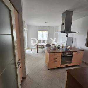 RIJEKA, COSTABELLA, BIVIO- samostojeća villa 450m2 s pogledom na more i bazenom + uređena okućnica 1100m2