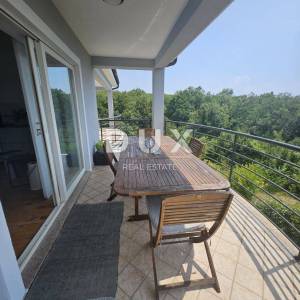 RIJEKA, COSTABELLA, BIVIO- samostojeća villa 450m2 s pogledom na more i bazenom + uređena okućnica 1100m2