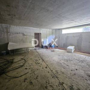 RIJEKA, COSTABELLA, BIVIO- samostojeća villa 450m2 s pogledom na more i bazenom + uređena okućnica 1100m2