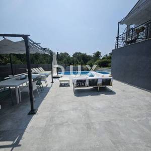 RIJEKA, COSTABELLA, BIVIO- samostojeća villa 450m2 s pogledom na more i bazenom + uređena okućnica 1100m2